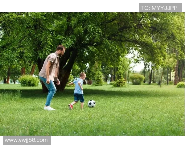 足球明星亲自指导儿子成长之路展现父爱与运动精神的完美结合